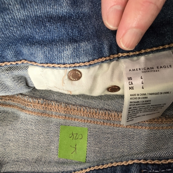 Size 4 AE midi shorts with eyelet lace pocket detail - Picture 5 of 5